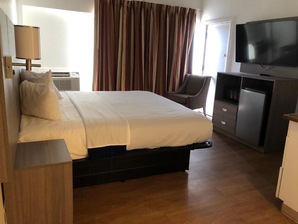 King Suite - Non-Smoking